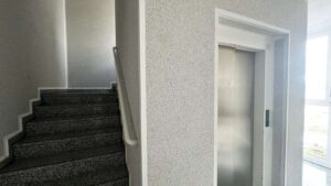 Treppenhaus mit Fahrstuhl