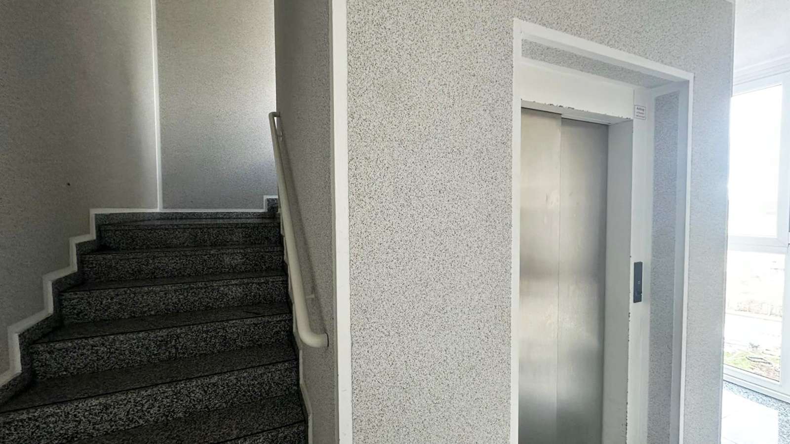 Treppenhaus mit Fahrstuhl