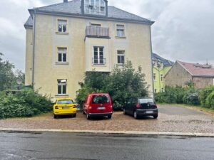 Hausseite mit Parkplätzen