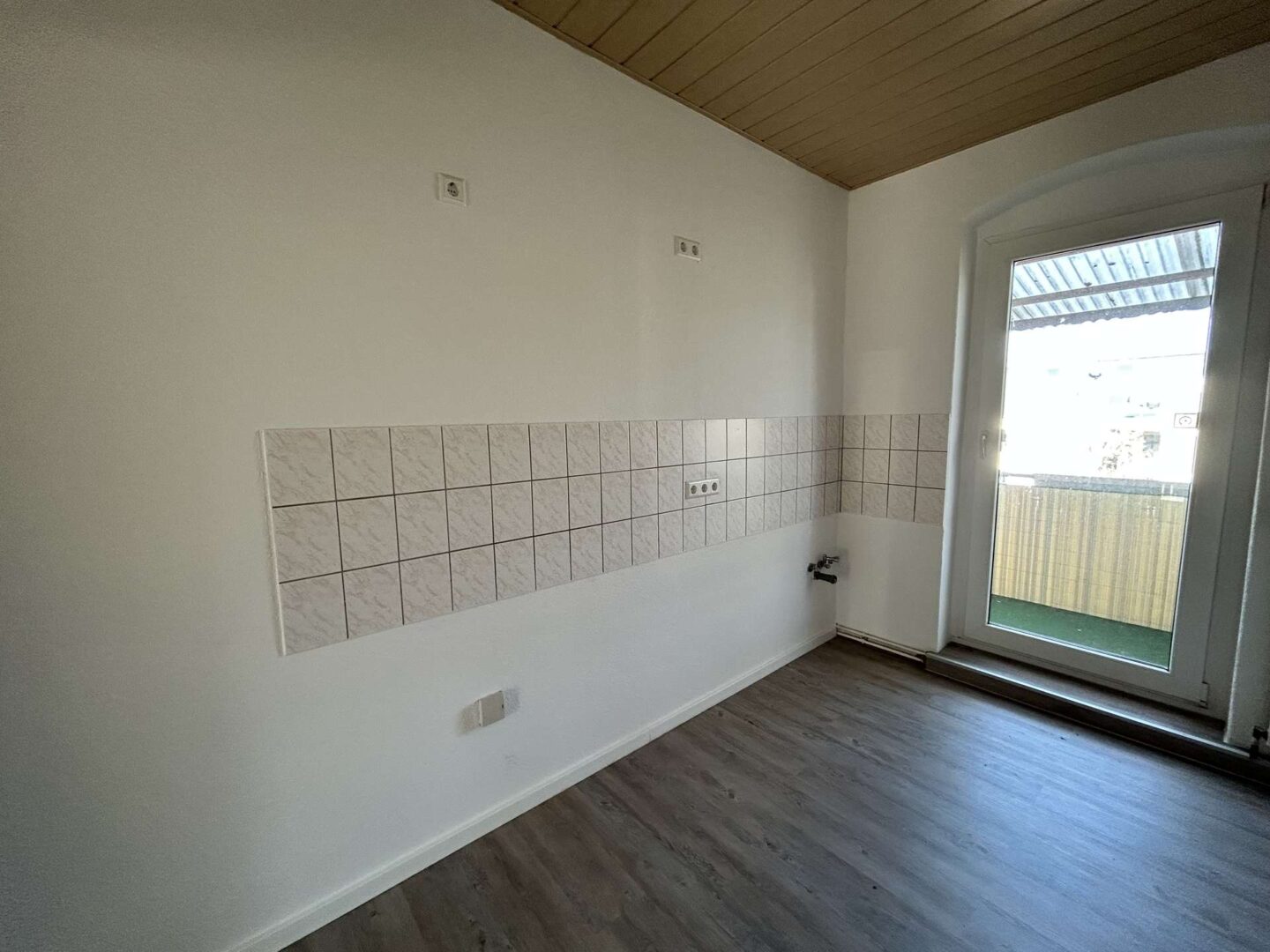 Küche mit Zugang zum Balkon