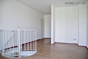 Schlafzimmer mit Blick zum Bad