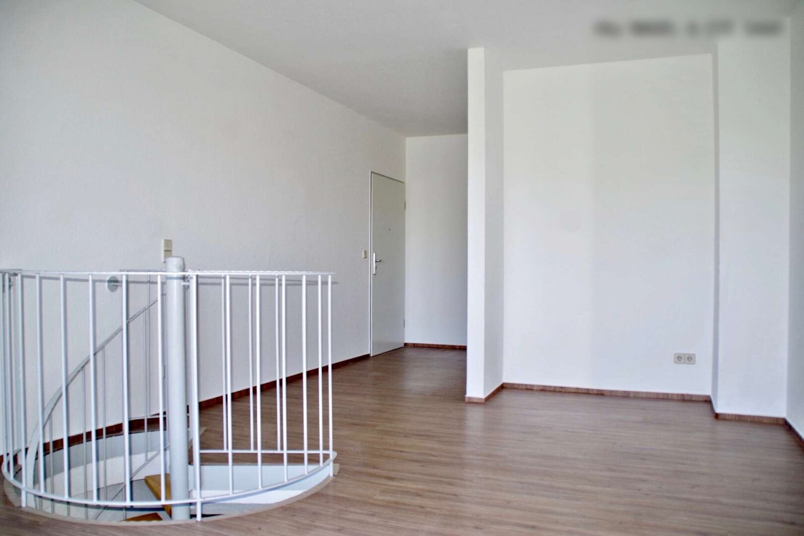 Schlafzimmer mit Blick zum Bad