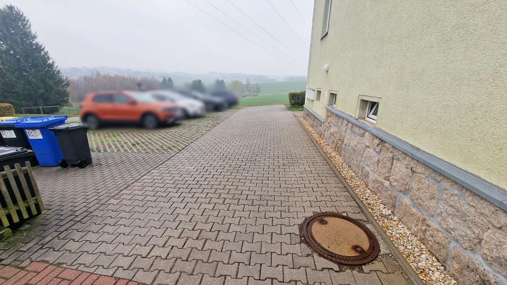 Einfahrt und Pkw-Stellplätze