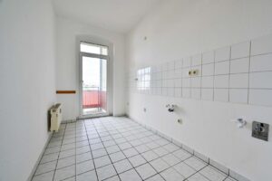 Küche mit Balkonzugang