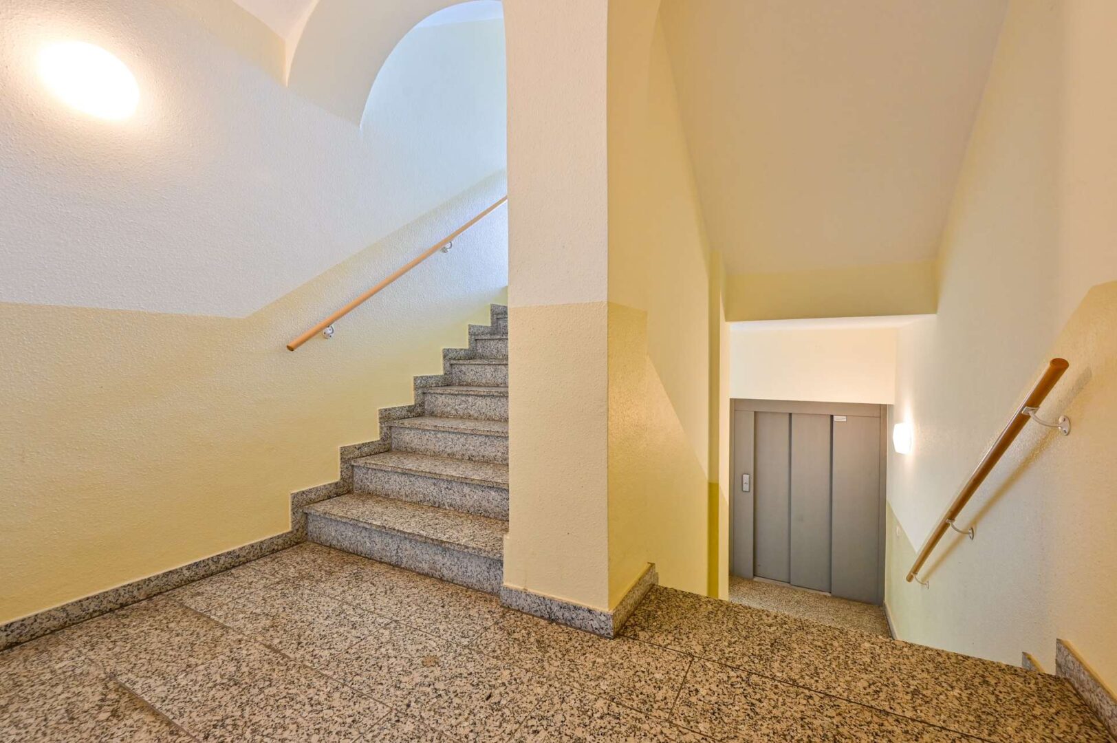 Treppenhaus mit Aufzug