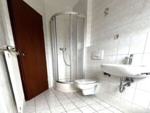 Badezimmer mit Dusche