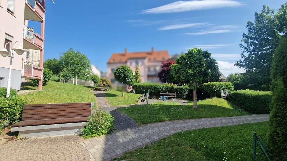 Grünfläche mit Erholungsbereich