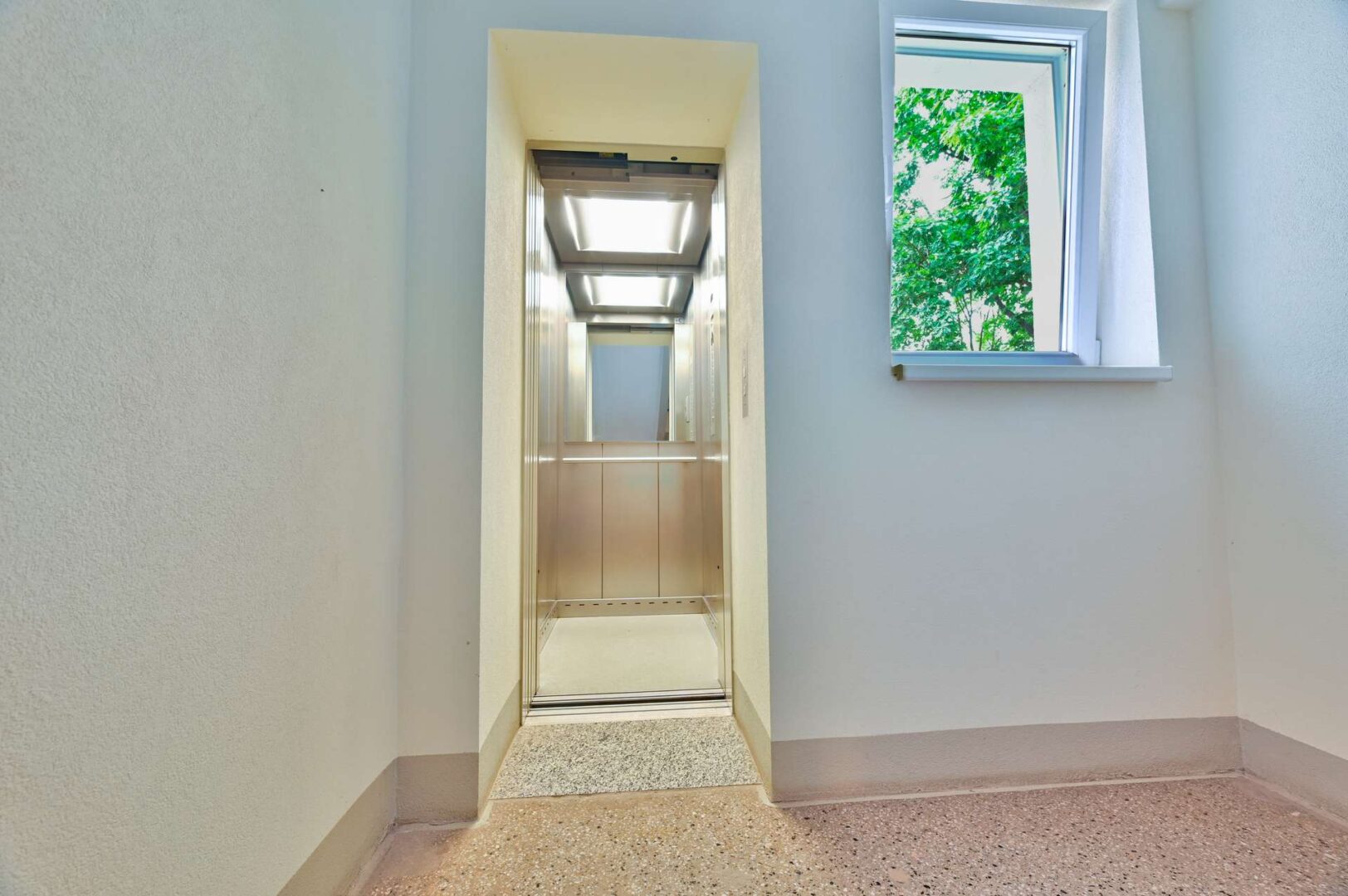 Aufzug, hält auf halber Etage