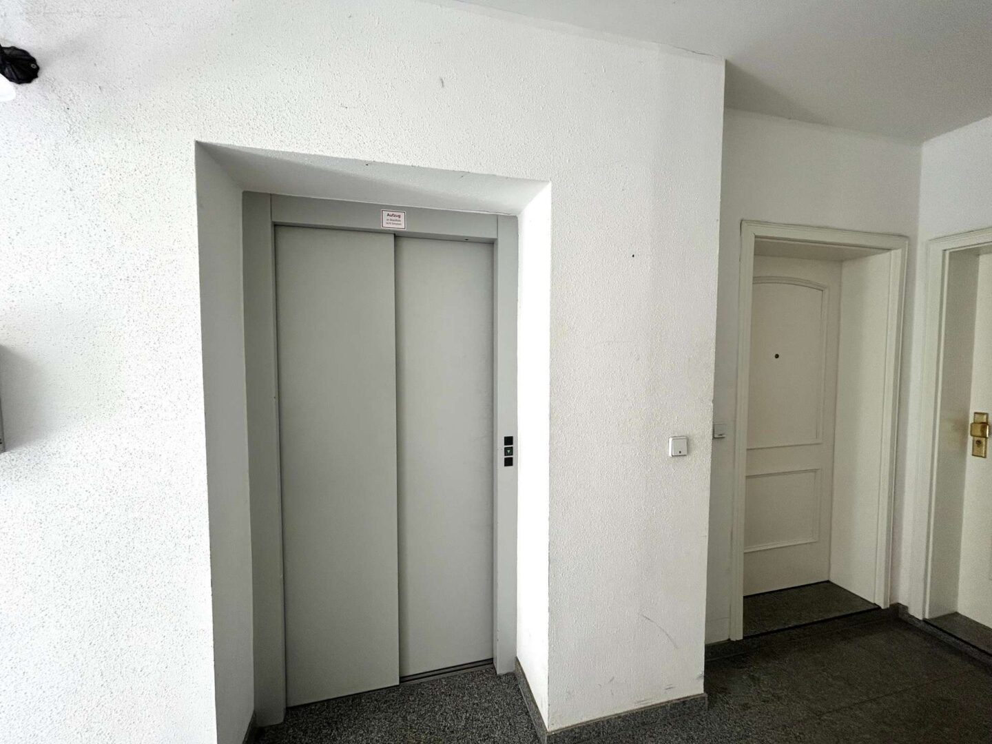 Aufzug direkt neben der Wohnung