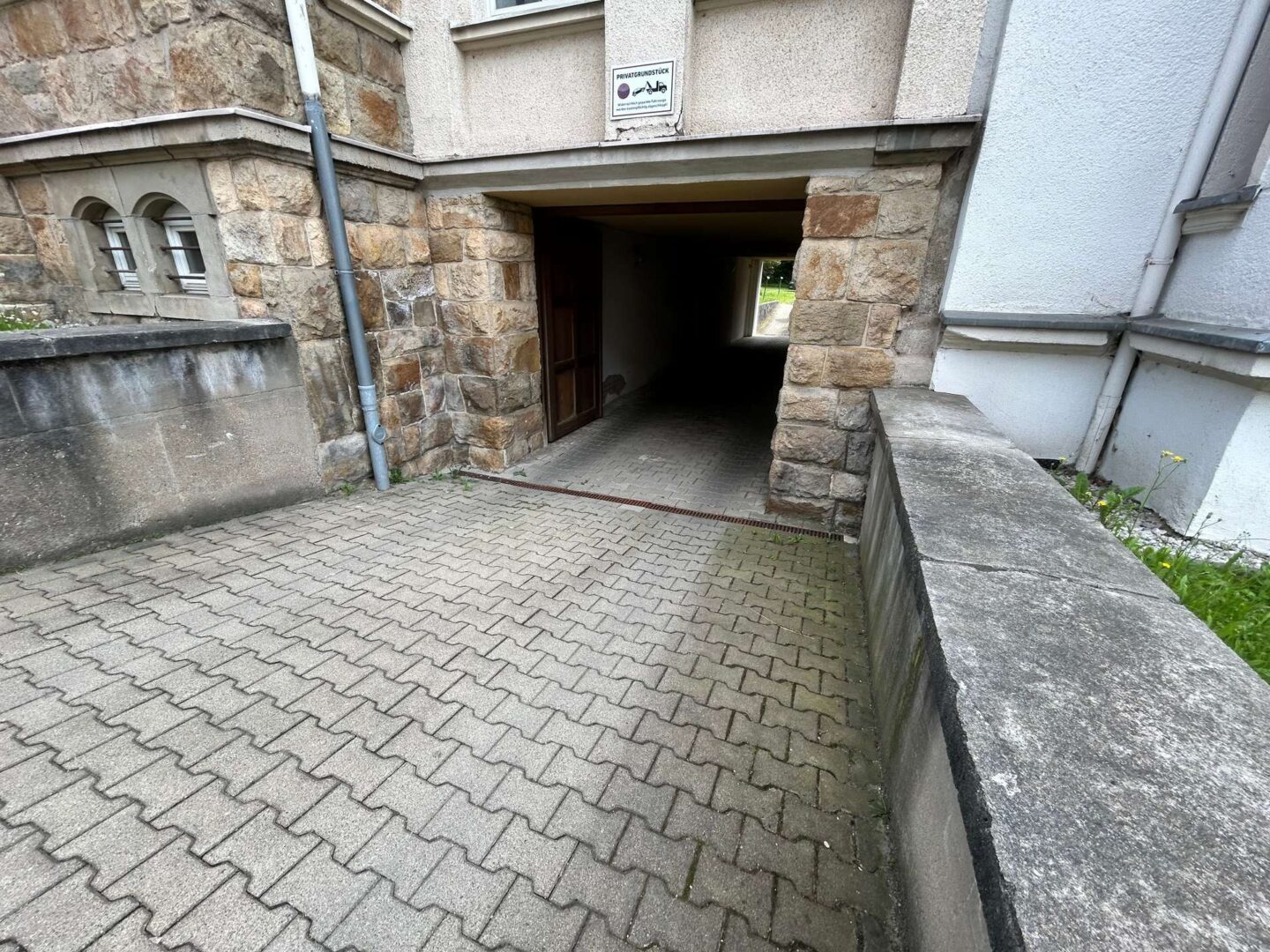 Zufahrt Stellplätze
