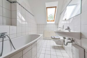 Tageslichtbad mit Wanne