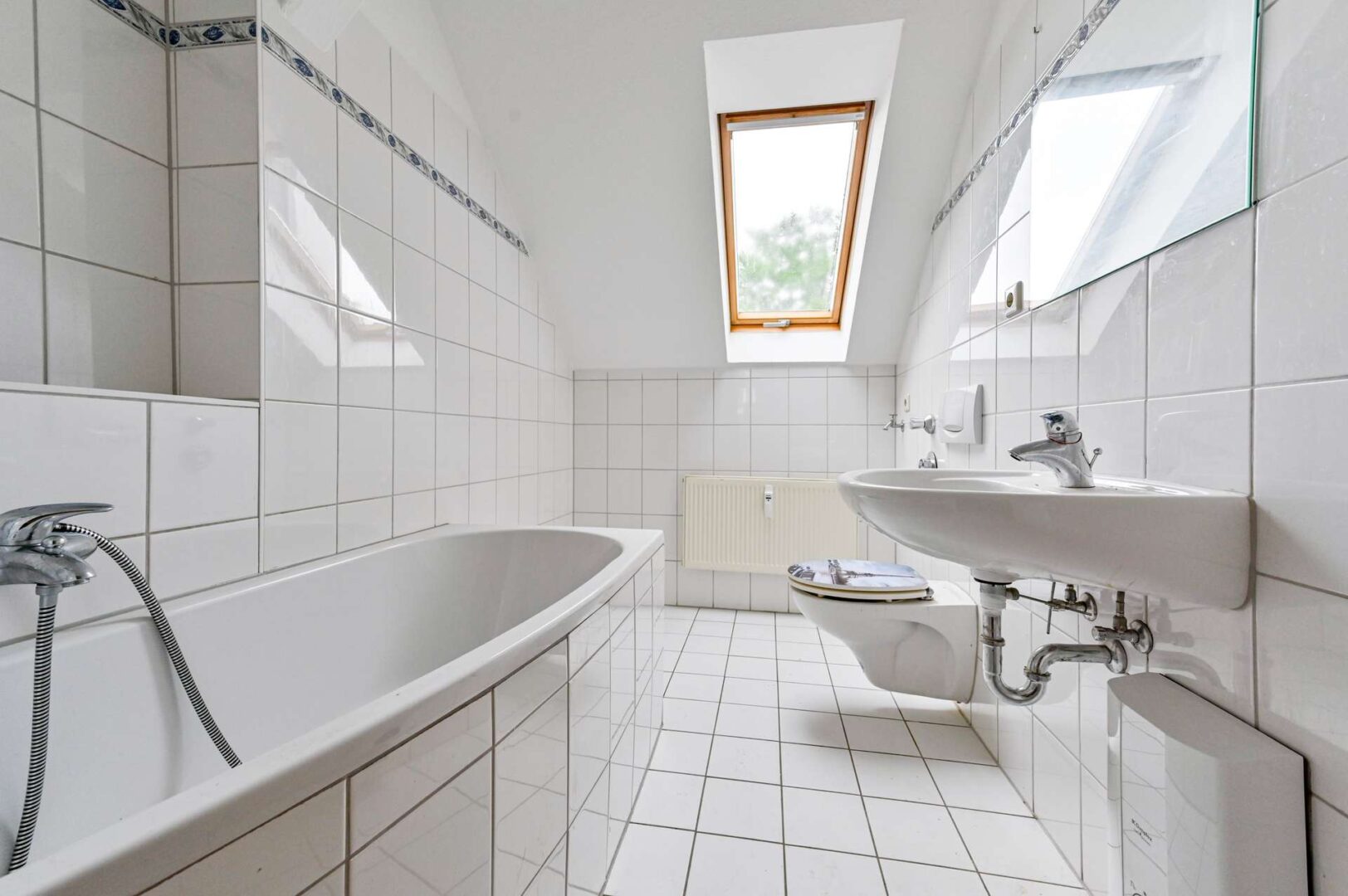 Tageslichtbad mit Wanne