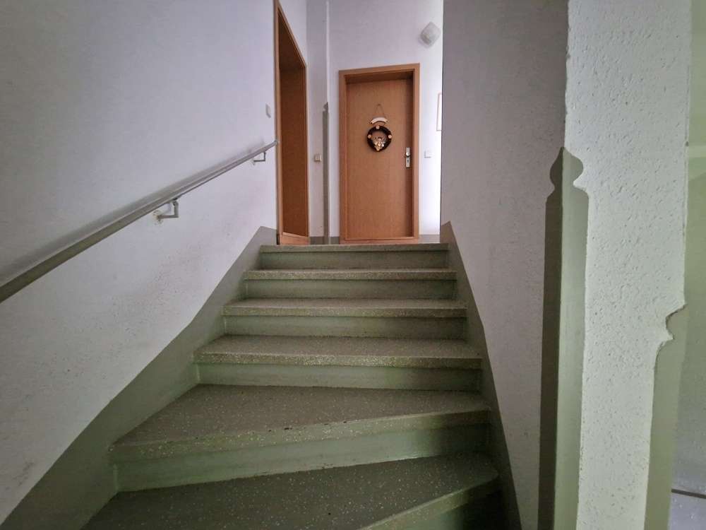 Treppenaufgang mit Wohnungstür