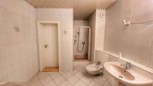 Bad mit Dusche u. Bidet