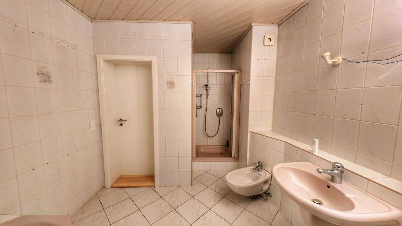 Bad mit Dusche u. Bidet
