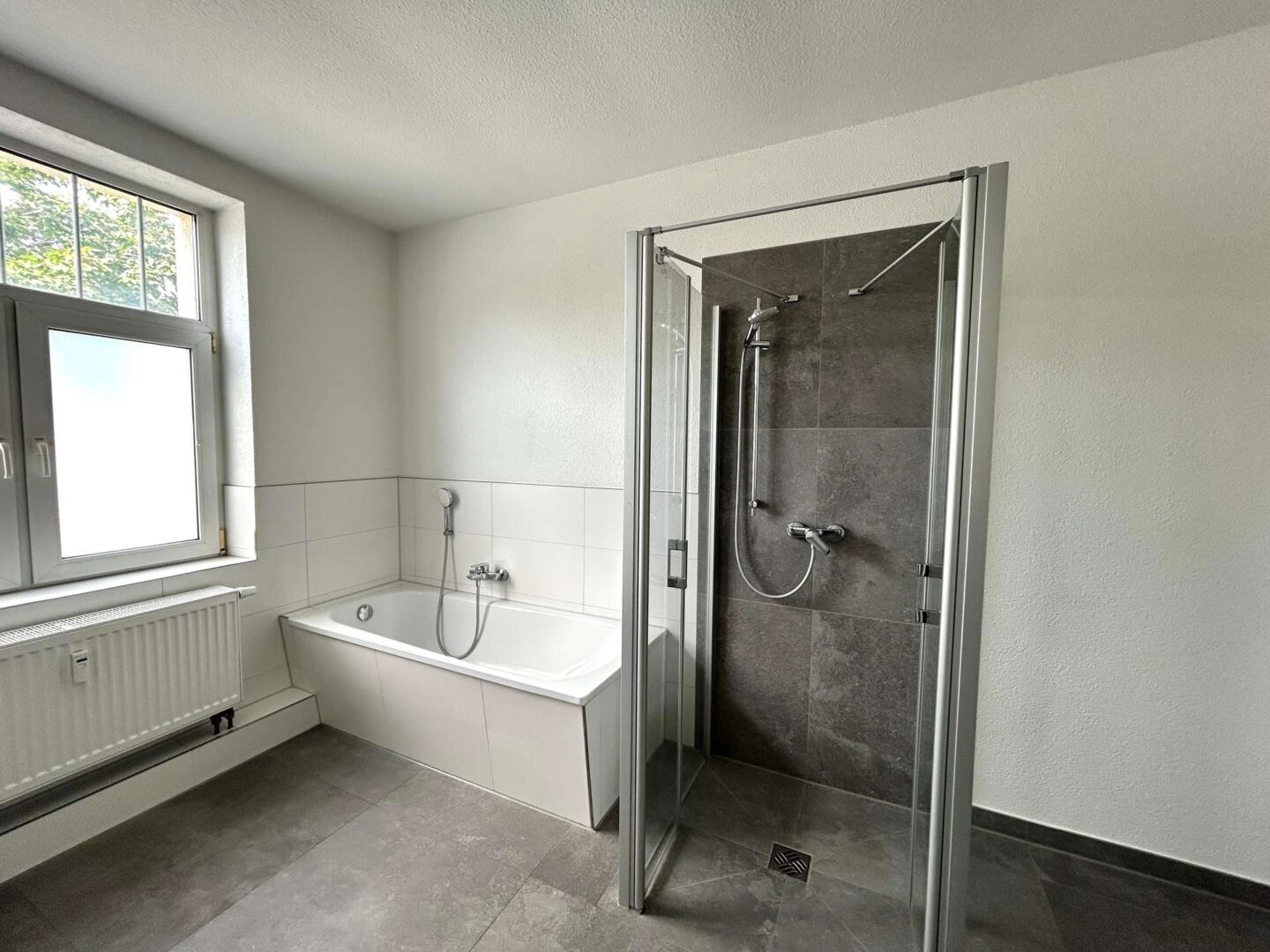 Modernes Badezimmer