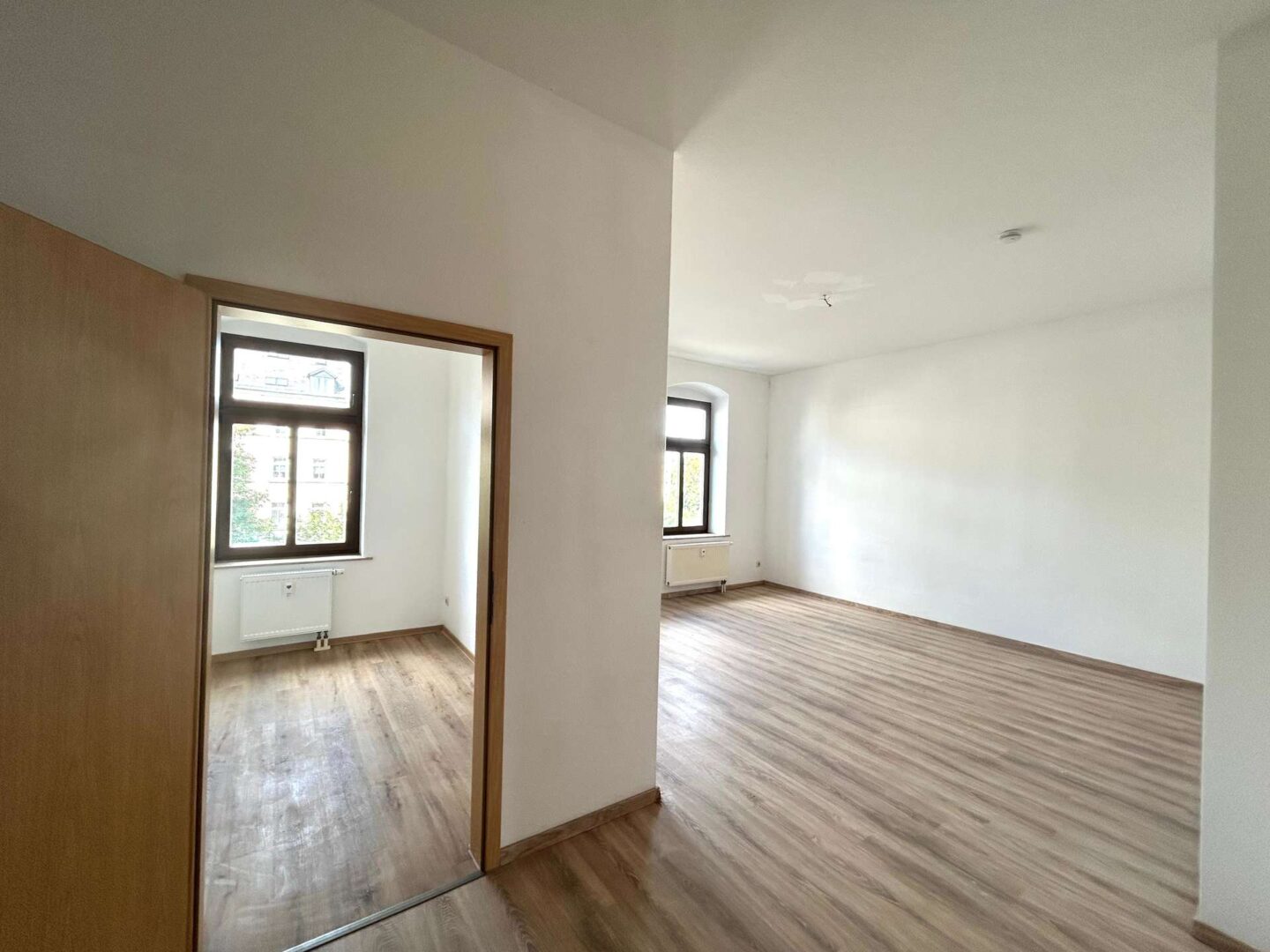 Wohnzimmer mit Zugang zur Küche