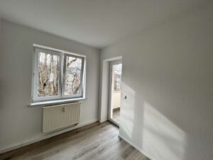 Küche mit Zugang zum Balkon