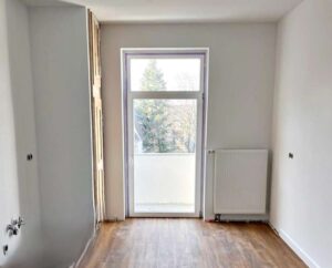 Küche mit Vorratskammer
