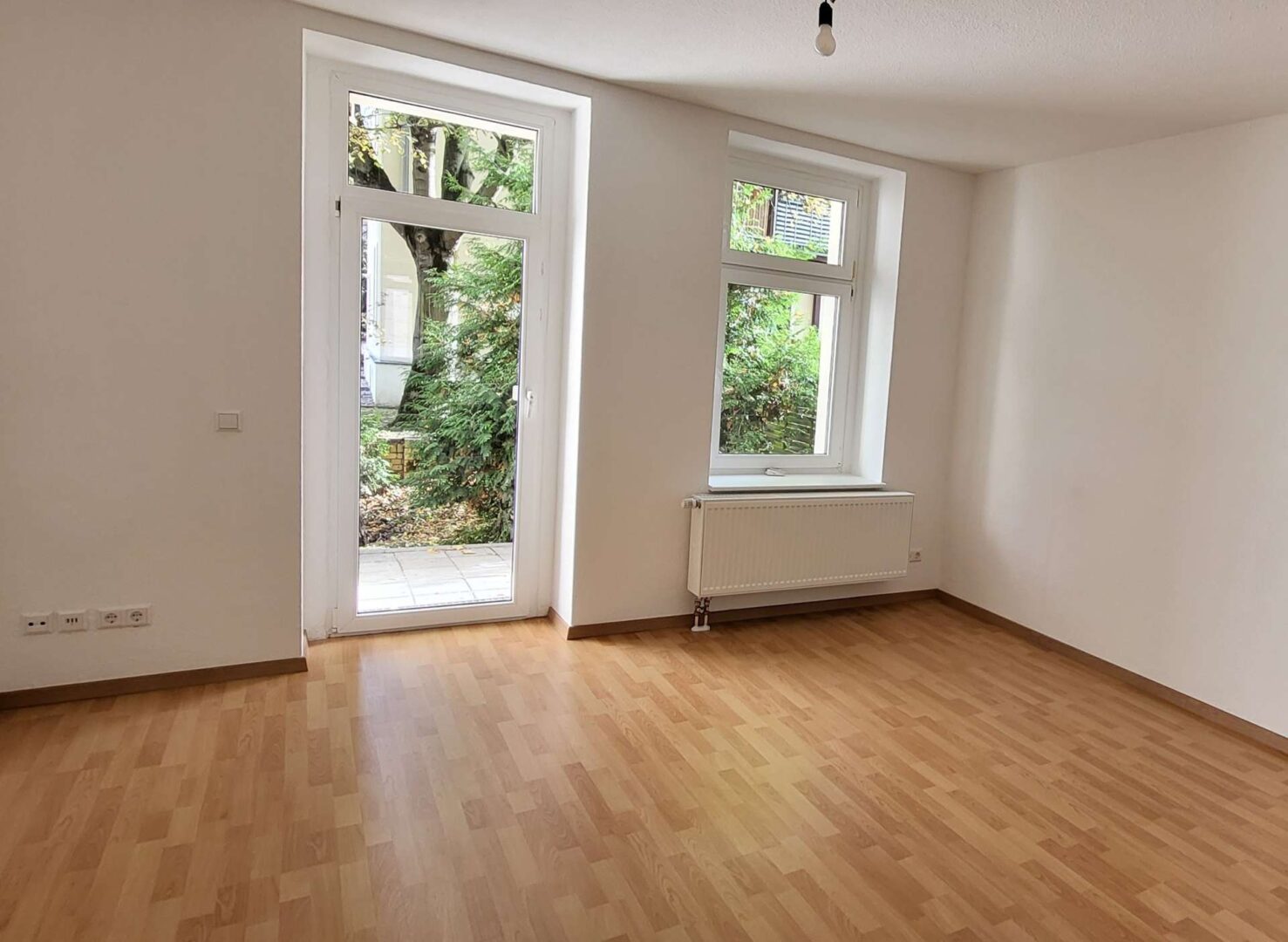 Wohnzimmer mit Zugang zur Terrasse