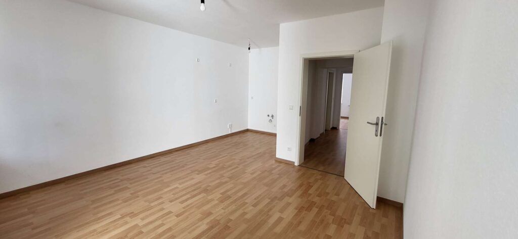 Wohnzimmer mit offener Küche