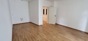 Wohnzimmer mit offener Küche
