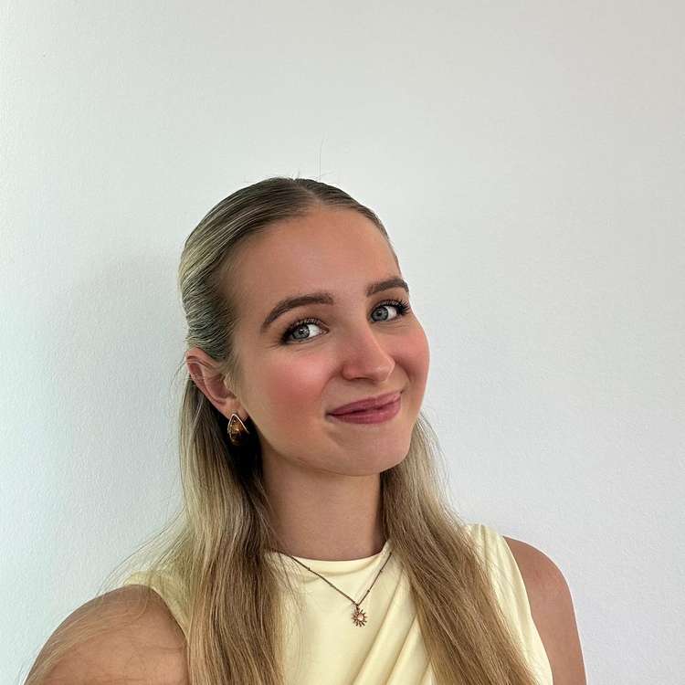 Frau Charlotte Riedel